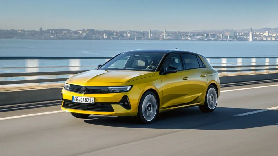 Die PHEV-Version des Opel Astra bietet ab sofort mehr Leistung und höhere E-Reichweite.