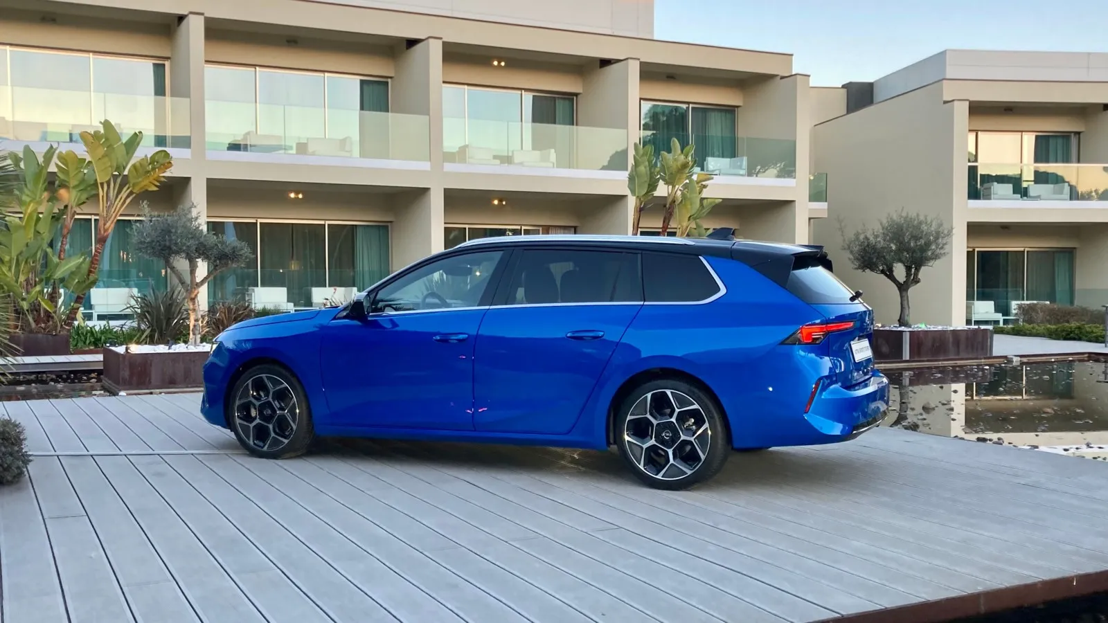 Je nach Ausstattung ist der Astra Sports Tourer serienmäßig oder gegen Aufpreis mit schwarzem Dach bestellbar. Das verleiht dem kompakten Kombi deutlich mehr Pfiff.