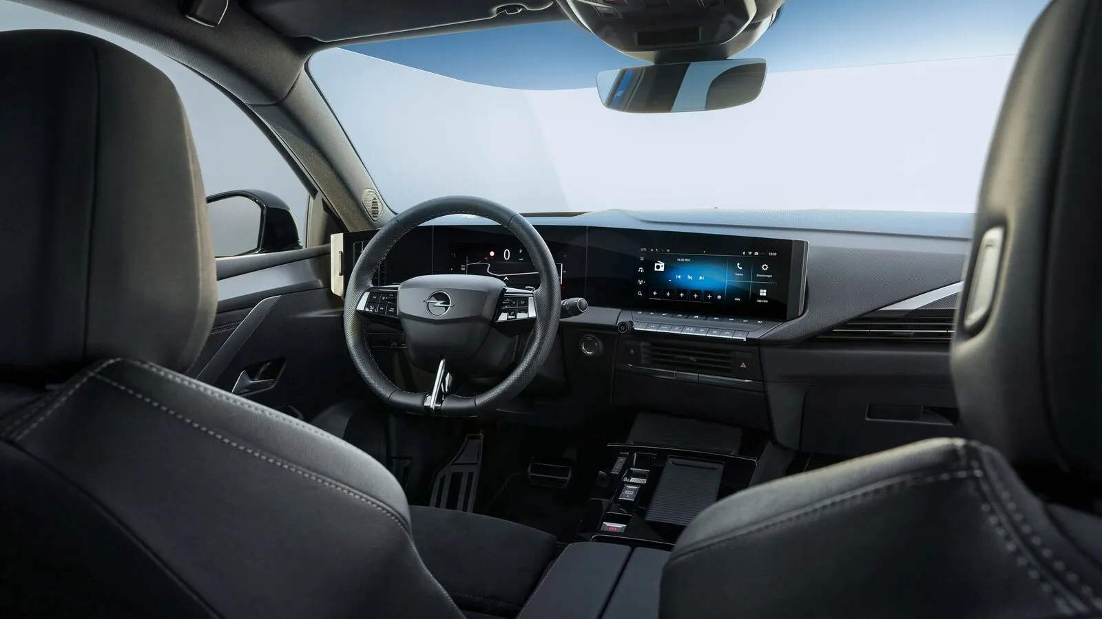 Das Cockpit im neuen Astra Sports Tourer ist komplett digital. Zudem bieten die zertifizierten AGR-Sitze hohen Langstreckenkomfort.