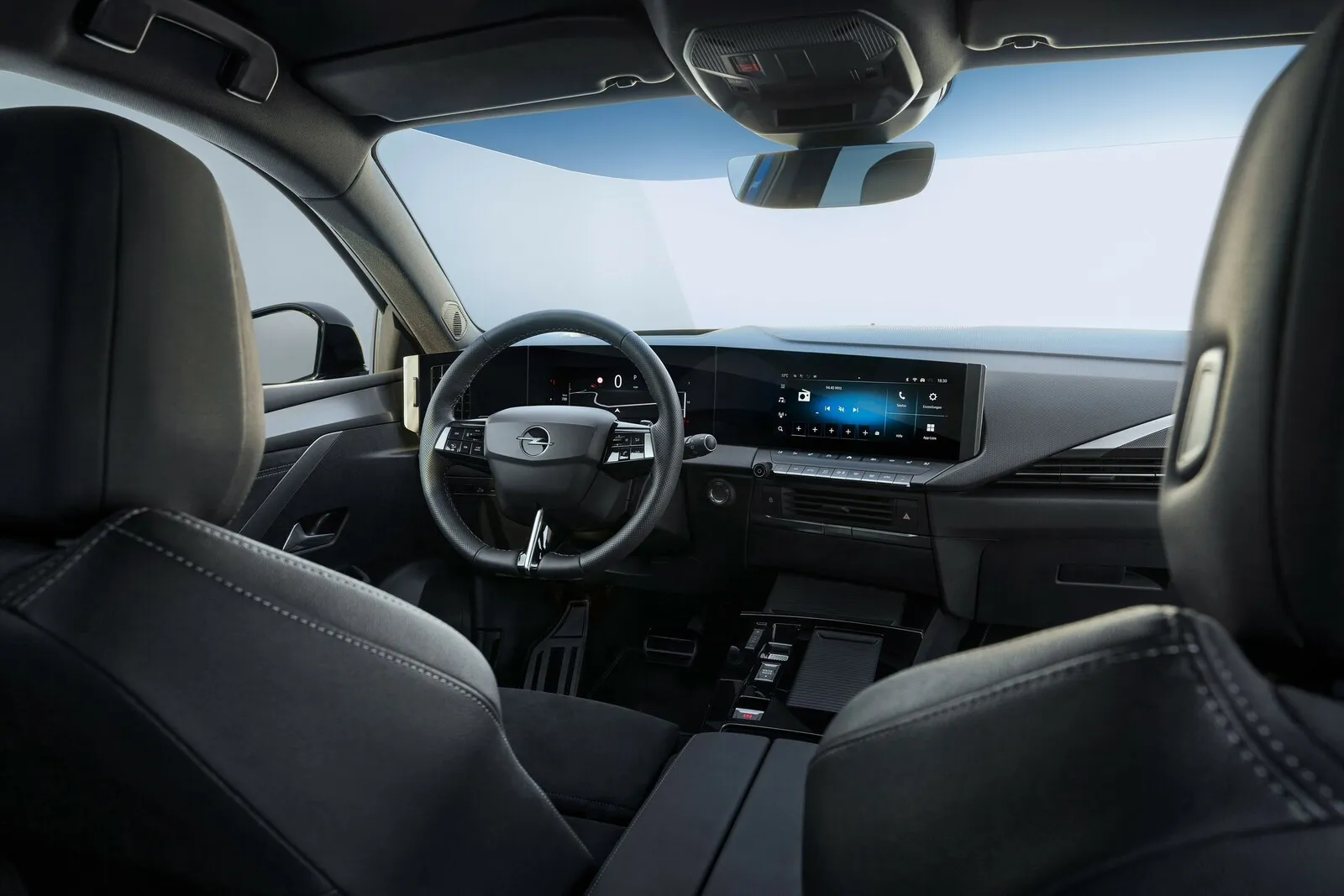 Das Cockpit im neuen Astra Sports Tourer ist komplett digital. Zudem bieten die zertifizierten AGR-Sitze hohen Langstreckenkomfort.