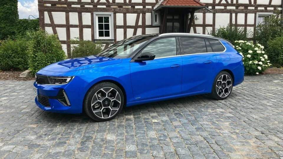 Schlanke Linien, kompakte Maße. Der neue Opel Astra Sports Tourer ist sechs Zentimeter kürzer als der Vorgänger, dafür hat der Radstand um sieben Zentimeter zugelegt.