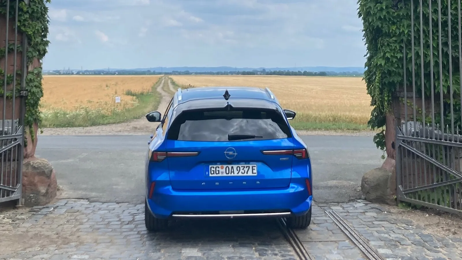 Am Heck lässt sich der Kombi sofort erkennen. Im Gegensatz zum Steilheck-Astra sitzt das Nummernschild oberhalb an der Heckklappe.