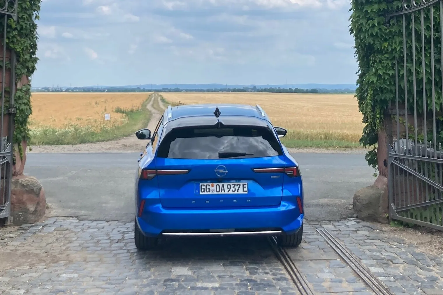 Am Heck lässt sich der Kombi sofort erkennen. Im Gegensatz zum Steilheck-Astra sitzt das Nummernschild oberhalb an der Heckklappe.