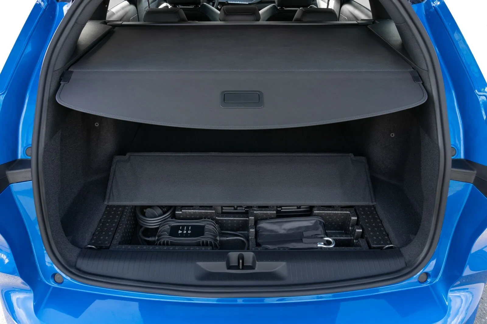 Praktisch: Die Verbrenner-Versionen des Kompaktkombis von Opel haben einen doppelten Boden für Kleinkram.