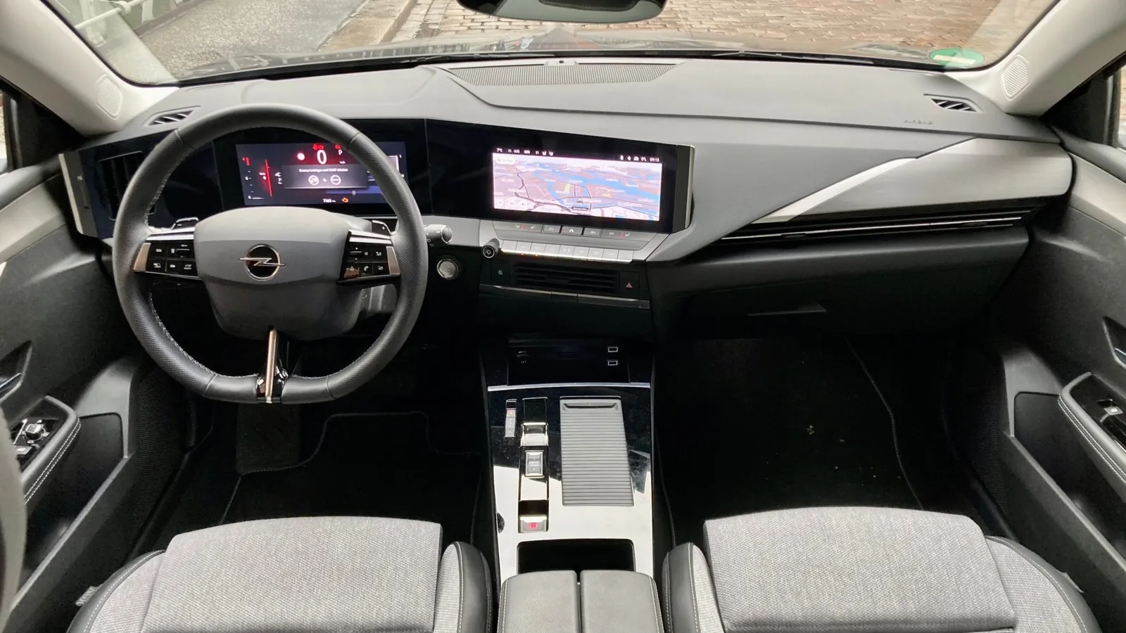 Einfache Bedienung, typisches Opel-Cockpit-Layout: Zwei 10-Zoll-Monitore (Digitalinstrumente und Touchscreen) sind Serie im Astra Sports Tourer.