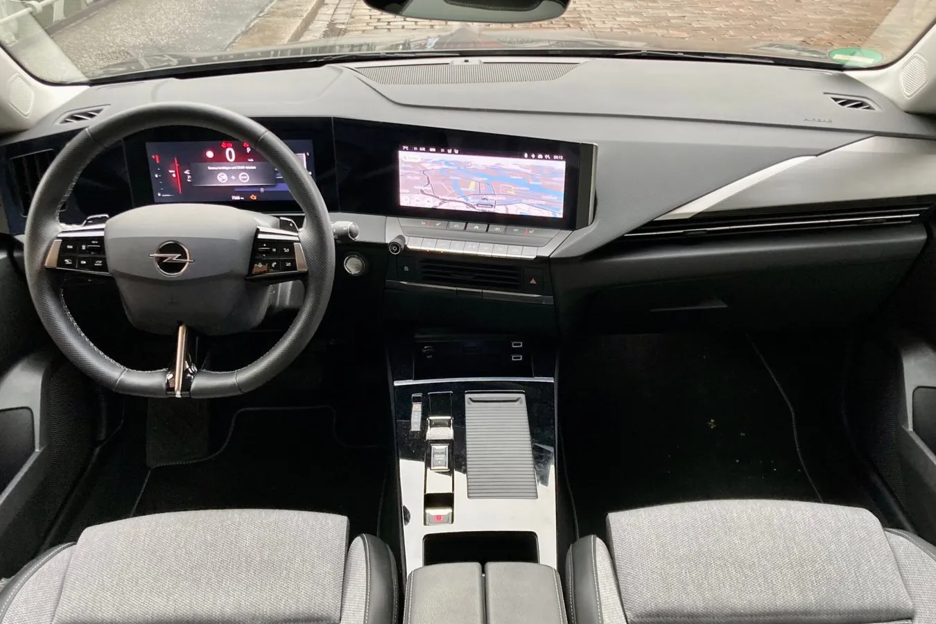 Einfache Bedienung, typisches Opel-Cockpit-Layout: Zwei 10-Zoll-Monitore (Digitalinstrumente und Touchscreen) sind Serie im Astra Sports Tourer.