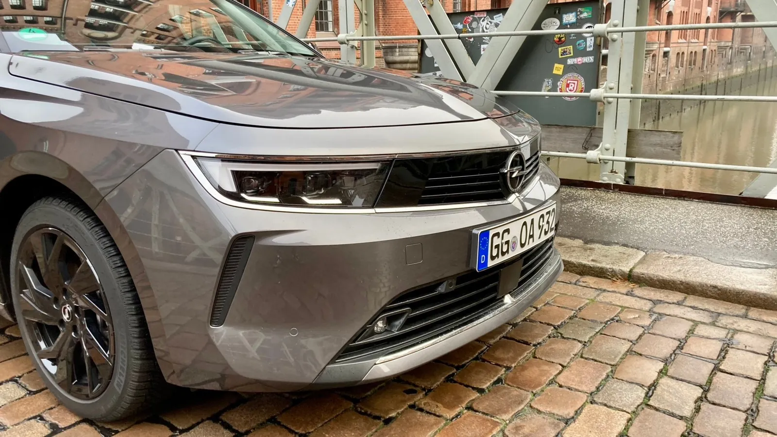 „Opel Vizor“-Grill als neues Erkennungsmerkmal auch beim Astra,  die scharfe Falz auf der Haube erinnert an klassische Opel-Modelle.