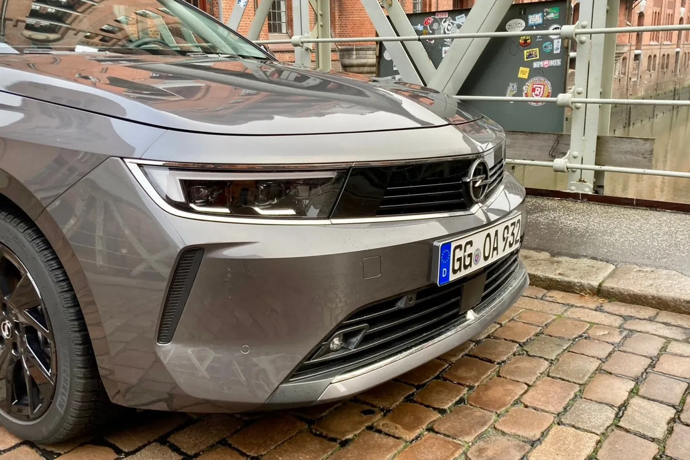 „Opel Vizor“-Grill als neues Erkennungsmerkmal auch beim Astra,  die scharfe Falz auf der Haube erinnert an klassische Opel-Modelle.