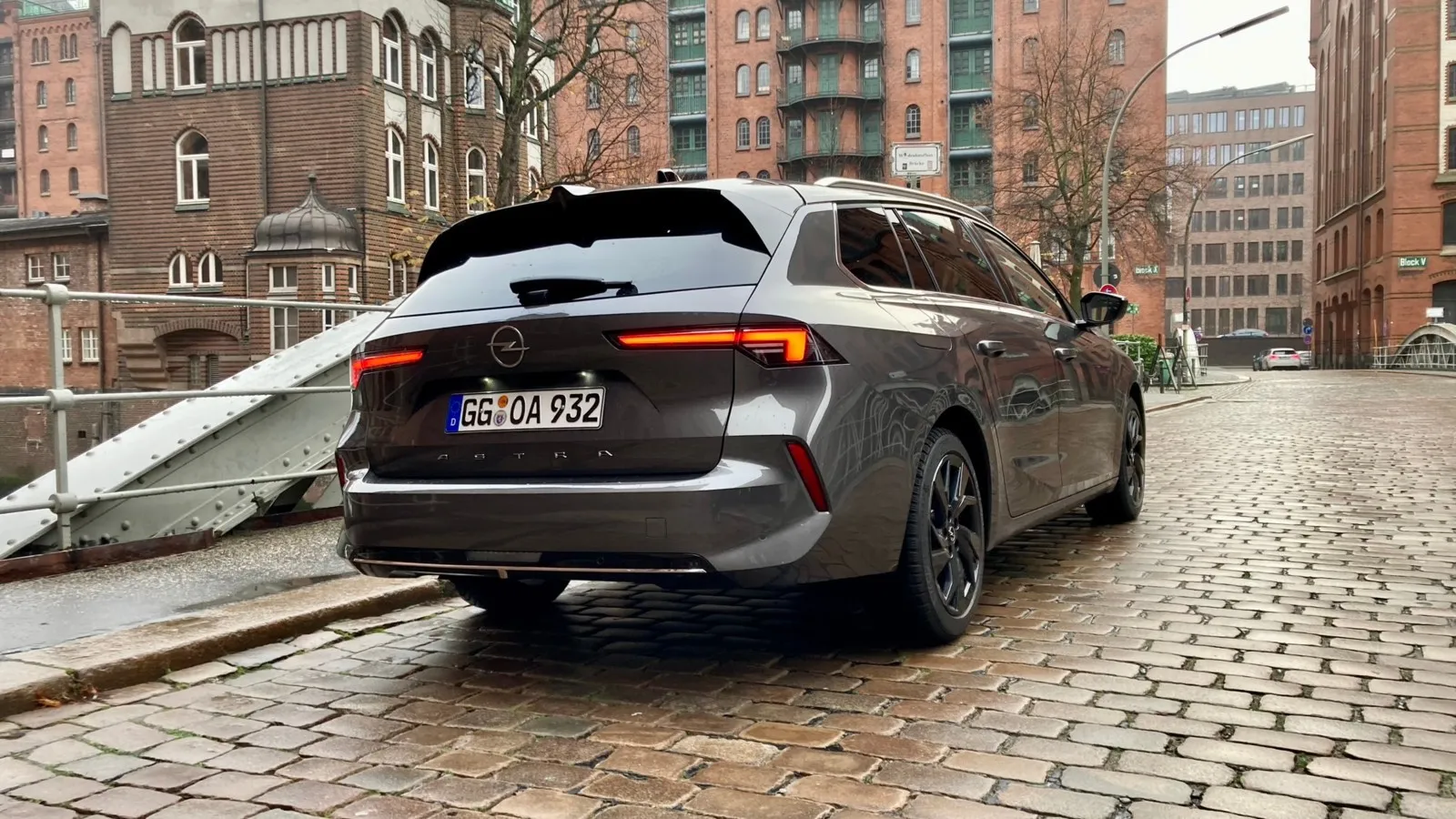 Typische Astra-Rückleuchten auch am Heck des Kompakt-Kombis Sports Tourer.