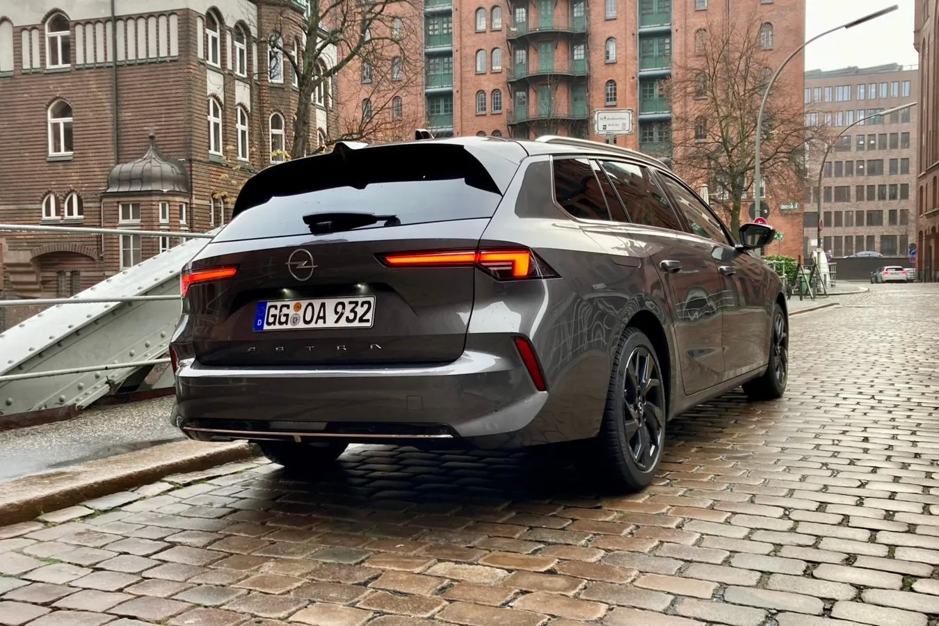 Typische Astra-Rückleuchten auch am Heck des Kompakt-Kombis Sports Tourer.