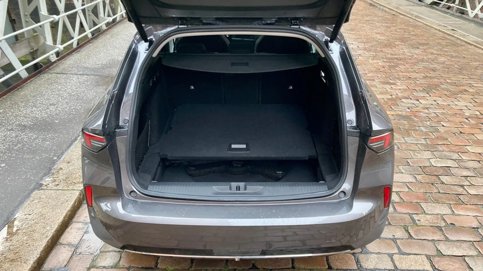 Zusätzlicher Stauraum unter dem doppelten Ladeboden des Opel Astra Sports Tourer.