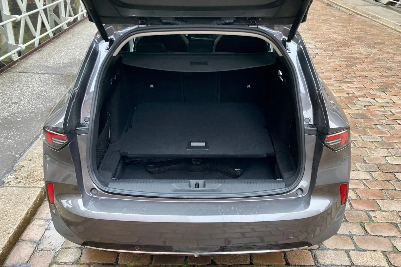Zusätzlicher Stauraum unter dem doppelten Ladeboden des Opel Astra Sports Tourer.