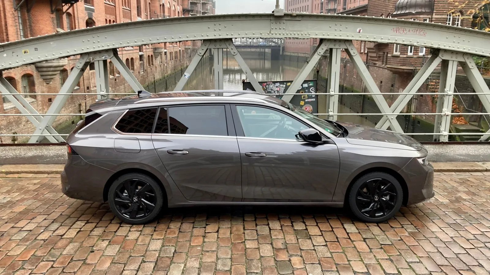 Höchstens der hintere Türausschnitt und die Dachlinie erinnern an den Astra-Cousin Peugeot 308 SW – das fällt aber auch nur Kennern auf.