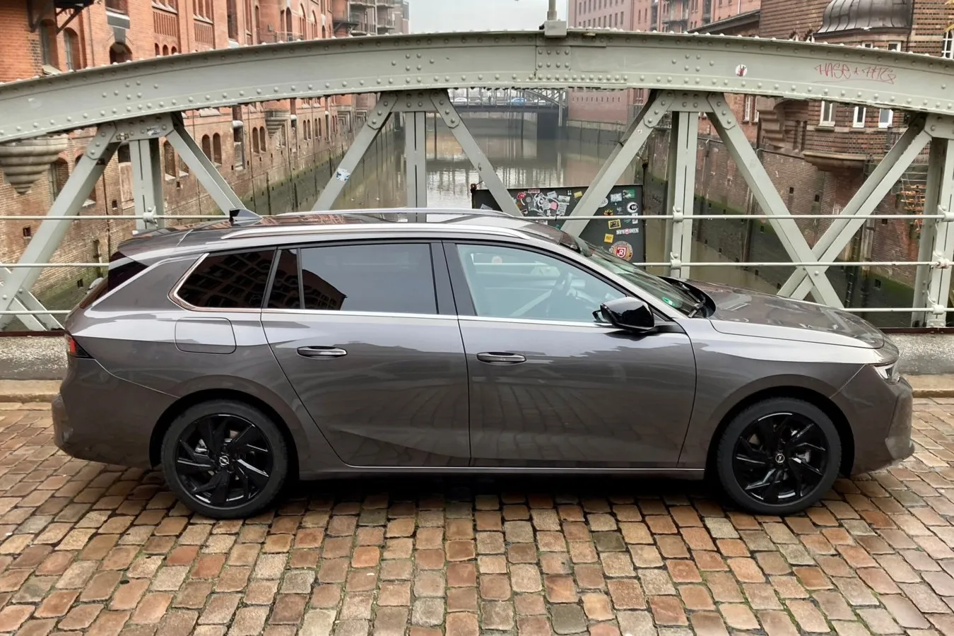 Höchstens der hintere Türausschnitt und die Dachlinie erinnern an den Astra-Cousin Peugeot 308 SW – das fällt aber auch nur Kennern auf.