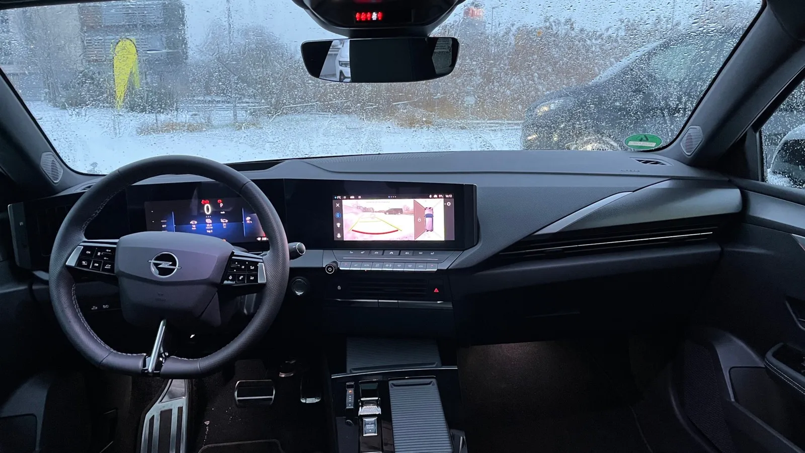 Im Cockpit des Stromer-Kombis setzt Opel auch auf klassische Bedientasten neben dem 10-Zoll-Fahrerinfodisplay und 10-Zoll-Touchscreen-Farbdisplay.