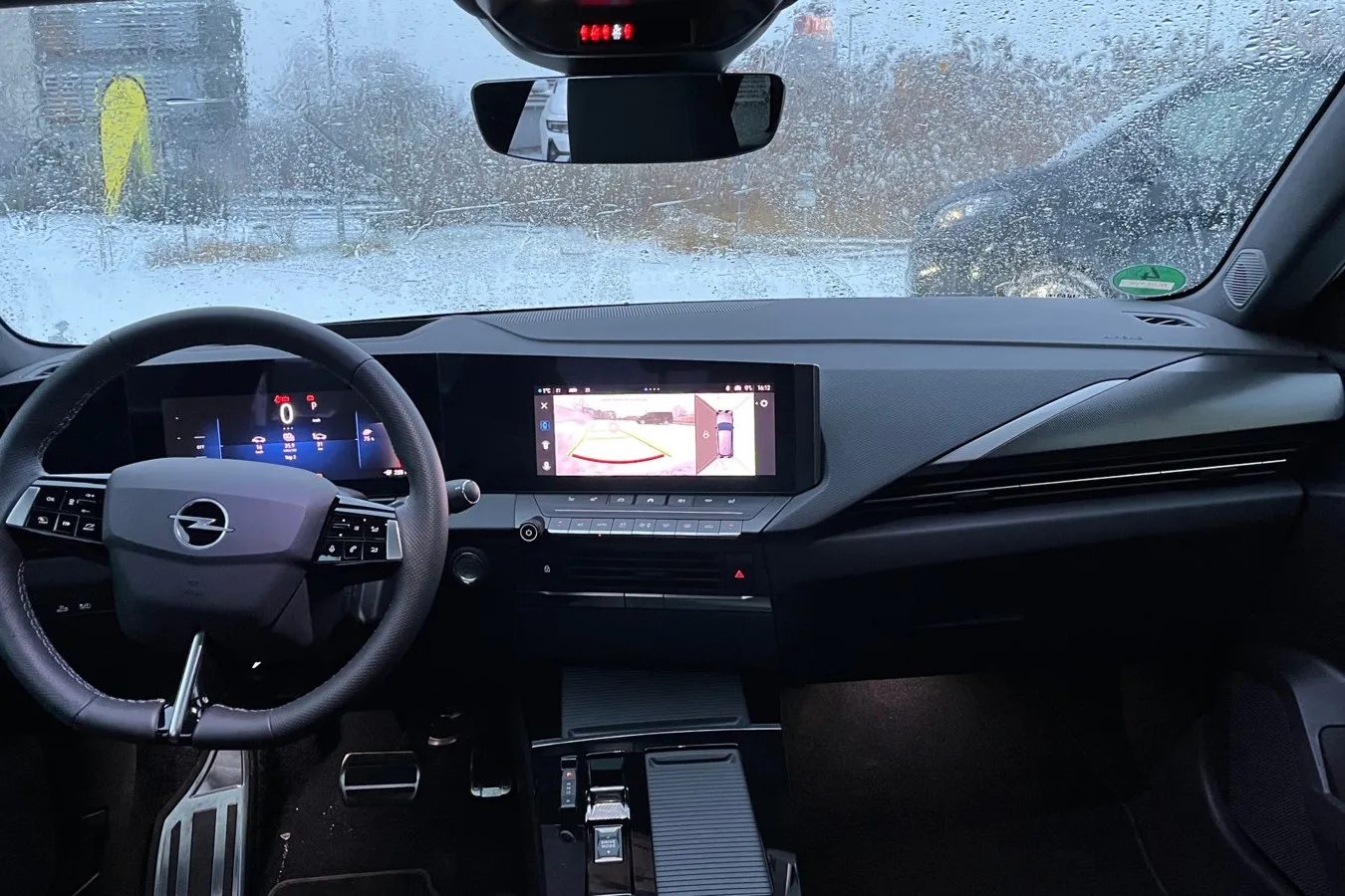Im Cockpit des Stromer-Kombis setzt Opel auch auf klassische Bedientasten neben dem 10-Zoll-Fahrerinfodisplay und 10-Zoll-Touchscreen-Farbdisplay.
