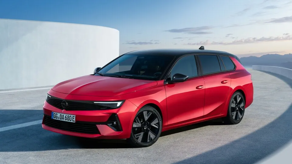Der neue batterieelektrische Opel Astra Sports Tourer ist nun ab 36.564 Euro netto bestellbar.