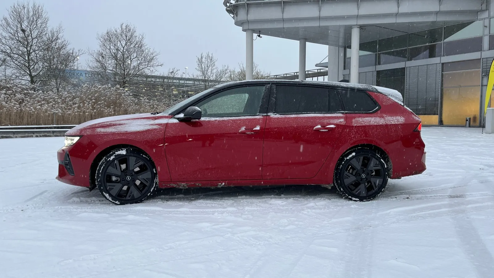Der vollelektrische Kombi Astra Sports Tourer ist wie sein Diesel-Kollege 4,64 Meter lang.