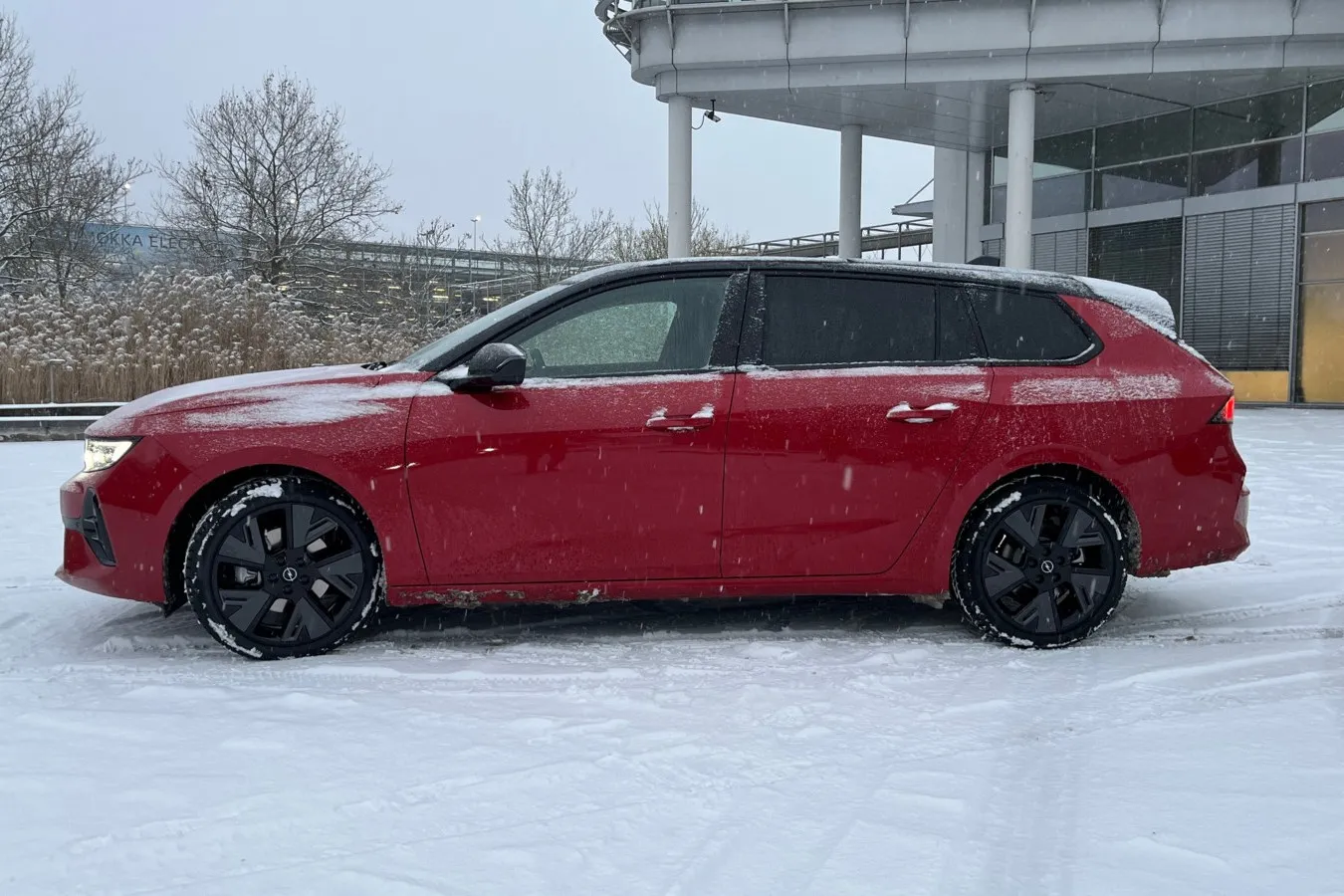 Der vollelektrische Kombi Astra Sports Tourer ist wie sein Diesel-Kollege 4,64 Meter lang.
