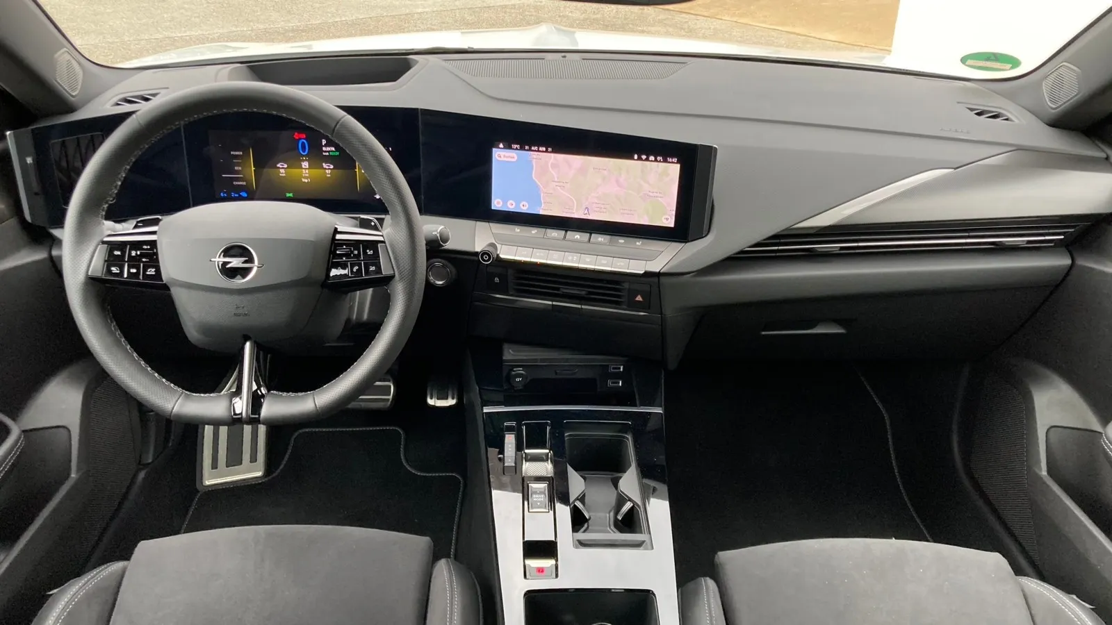 Cockpit des Opel Astra GSe: Zwei 10-Zoll-Monitore sind auch im Sport-Modell Serie, ebenso das Navi.