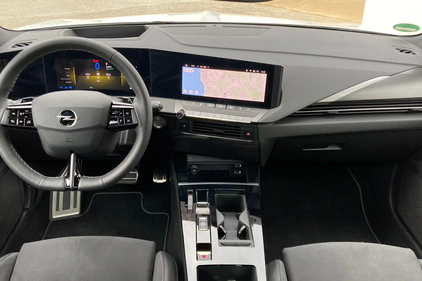 Cockpit des Opel Astra GSe: Zwei 10-Zoll-Monitore sind auch im Sport-Modell Serie, ebenso das Navi.
