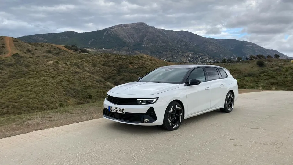Schwarzes Dach, schwarze Deko und spezielle Felgen: Der Opel Astra GSe – im Bild der Kombi ST – kommt dynamisch-dezent daher.