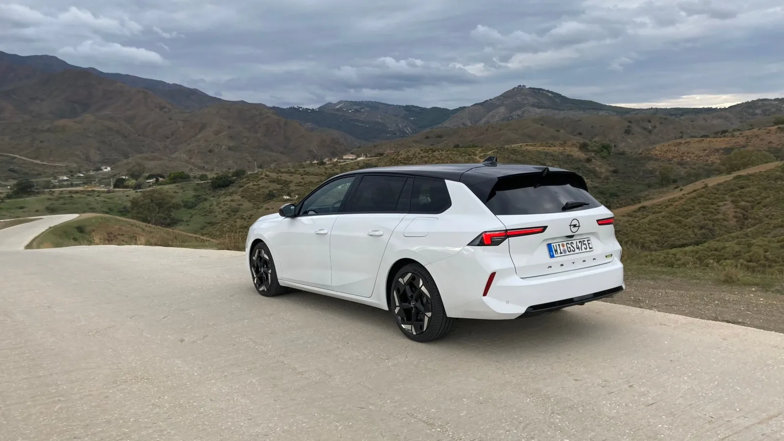 Im Astra GSe stellt der Plug-in-Hybrid insgesamt 225 PS zur Verfügung,