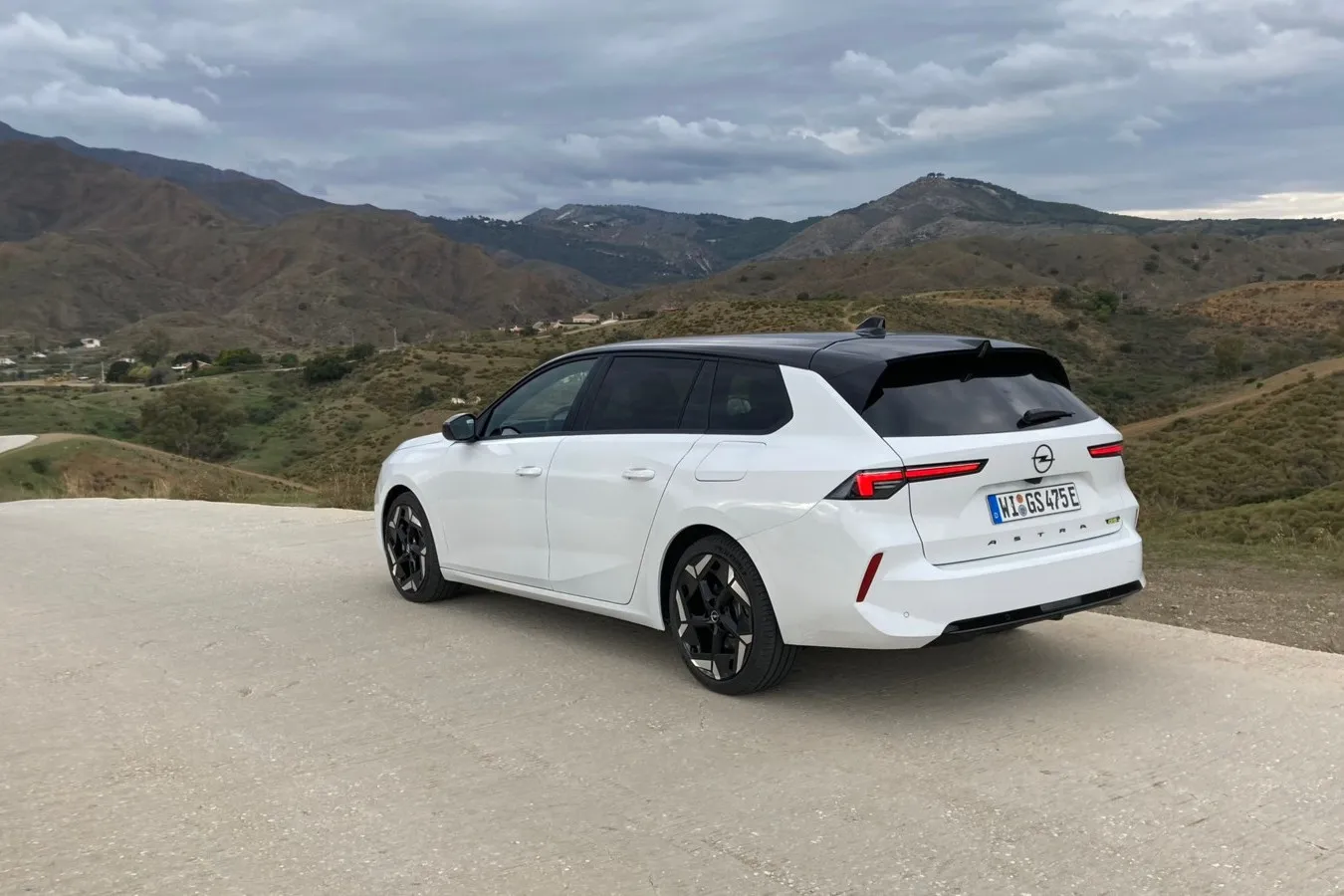 Im Astra GSe stellt der Plug-in-Hybrid insgesamt 225 PS zur Verfügung,