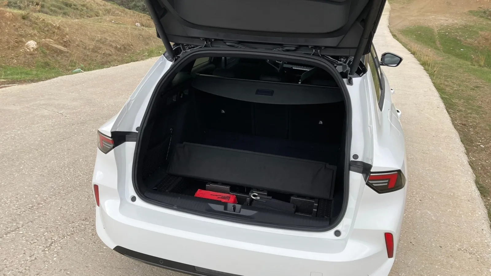 Unter dem doppelten Ladeboden des Plug-in-Hybrids lassen sich Kleinkram oder Ladekabel verstauen.