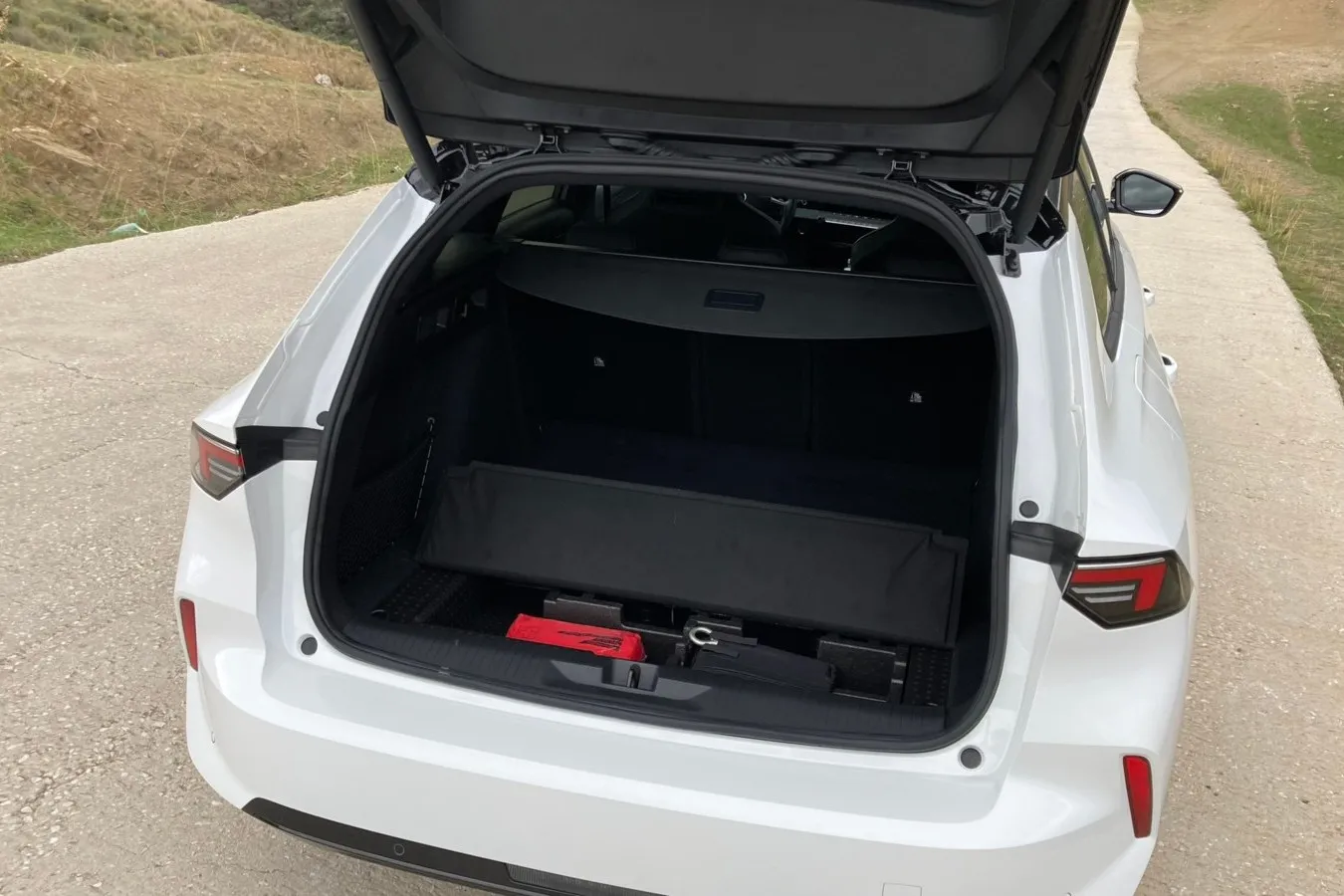 Unter dem doppelten Ladeboden des Plug-in-Hybrids lassen sich Kleinkram oder Ladekabel verstauen.