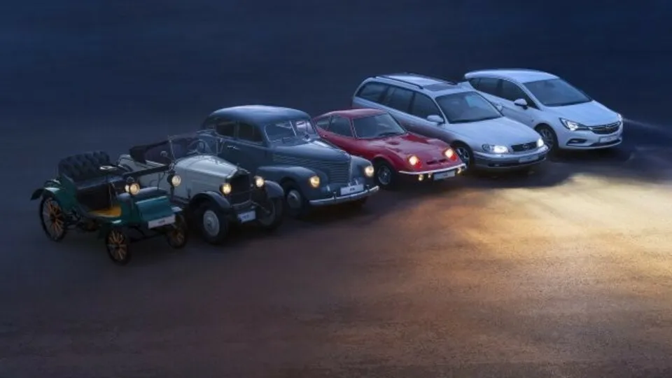 Opel kann auf eine lange Tradition im Pkw-Bau zurückblicken. Von links: Patent Motorwagen Lutzmann, Opel 4-20 PS von 1929, Opel Kapitän 1938, Opel GT 1968, Opel Omega 1998 und Opel Astra 2019