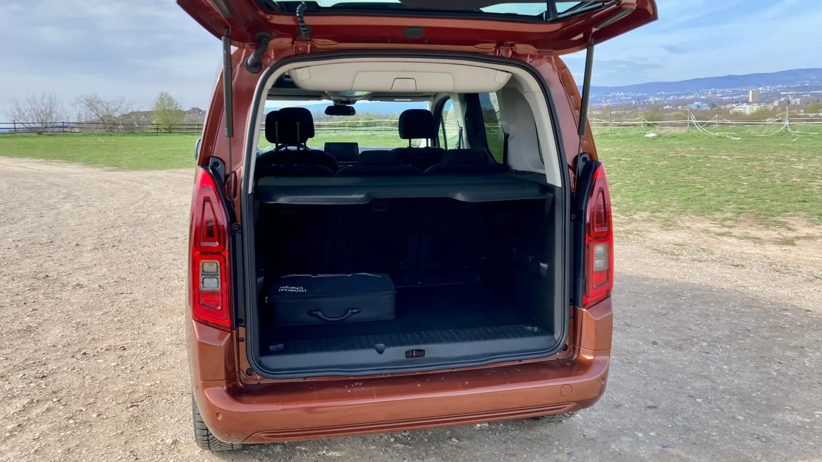 Als Fünfsitzer fasst Opel kompakter Business Shuttle eine Menge Koffer und Co.