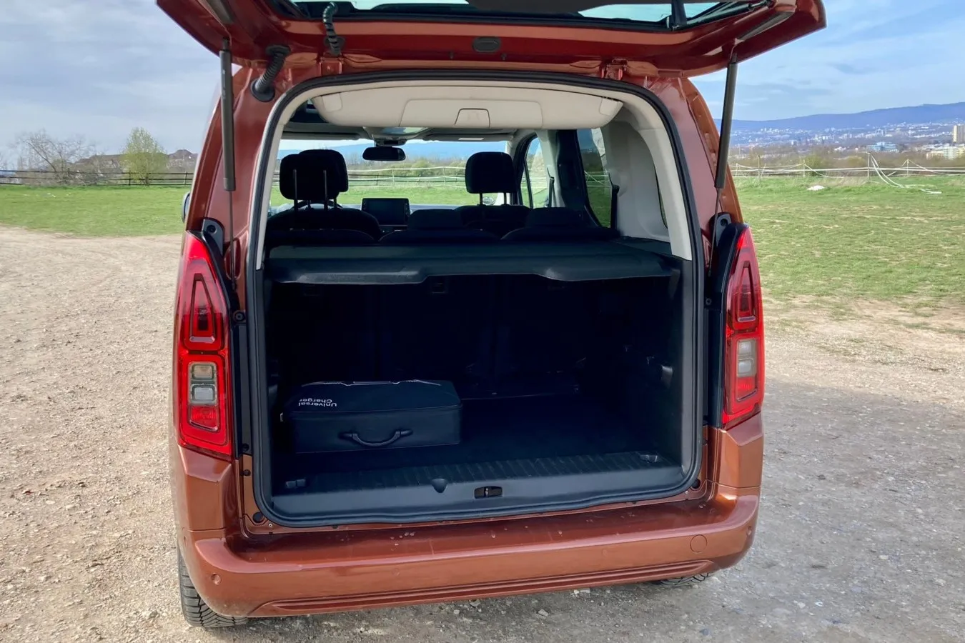 Als Fünfsitzer fasst Opel kompakter Business Shuttle eine Menge Koffer und Co.
