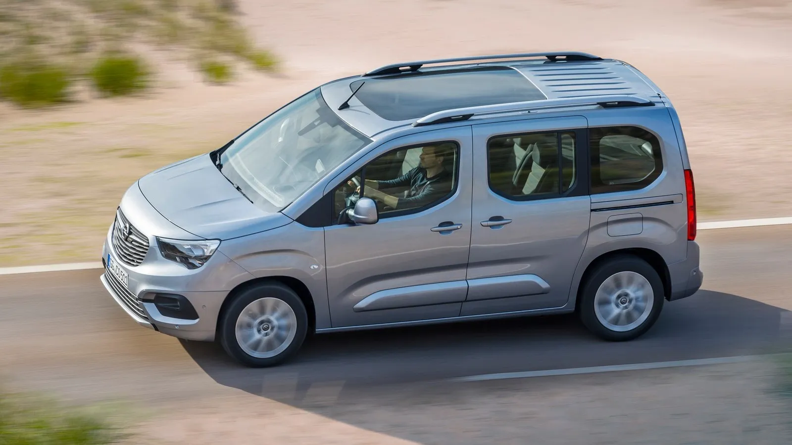 Enjoy the view: Not only the driver of the new Opel Combo Life, but also the rear-seat passengers benefit from the panoramic roof.