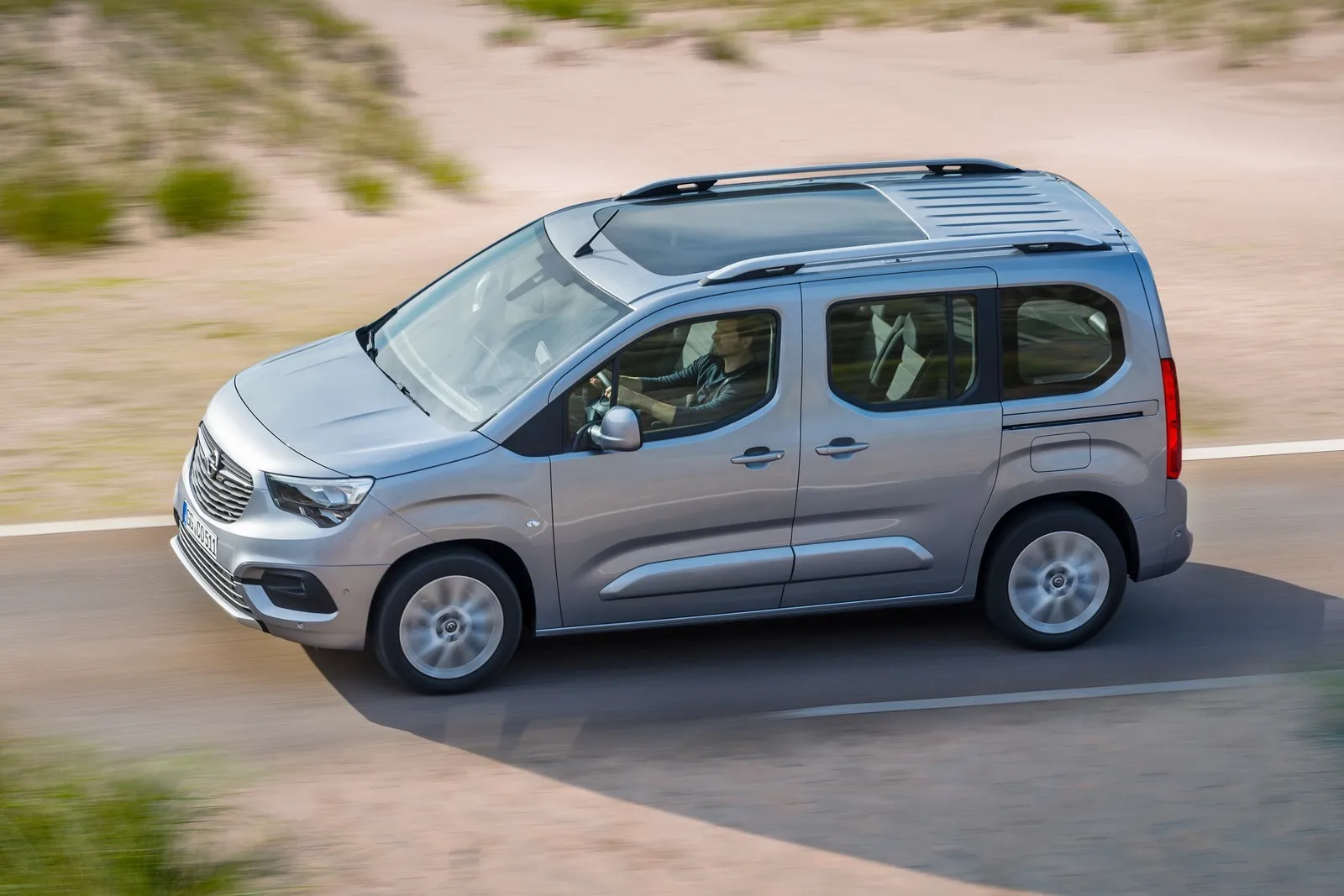 Enjoy the view: Not only the driver of the new Opel Combo Life, but also the rear-seat passengers benefit from the panoramic roof.