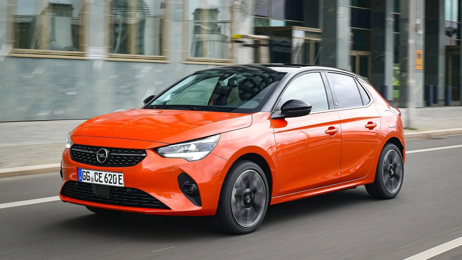 Mit Gesamtwartungskosten von rund 900 Euro ist der 136 PS starke Corsa-e 415 Euro kostengünstiger …