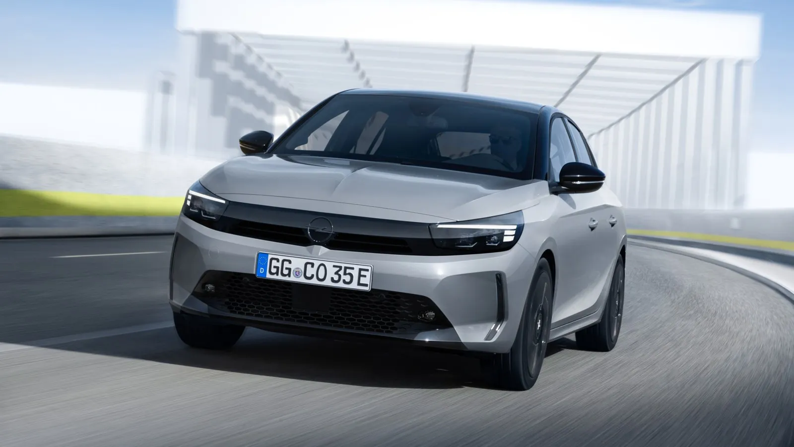 Die zweite ist dem Opel-Topseller Corsa vorbehalten. Der heiß begehrte Kleinwagen trägt nun das Vizor-Gesicht und die Stromer-Variante geht jetzt als Corsa Electric ans Netz.