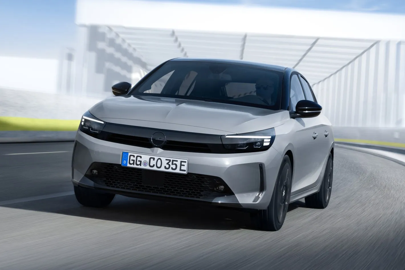 Die zweite ist dem Opel-Topseller Corsa vorbehalten. Der heiß begehrte Kleinwagen trägt nun das Vizor-Gesicht und die Stromer-Variante geht jetzt als Corsa Electric ans Netz.