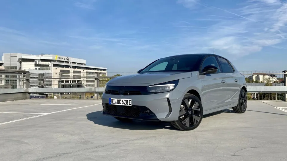 Der Vizor-Grill ziert jetzt auch den Corsa, ansonsten hat Opel bei seinem Erfolgs-Kleinwagen vor allem unter dem Blech Hand angelegt.