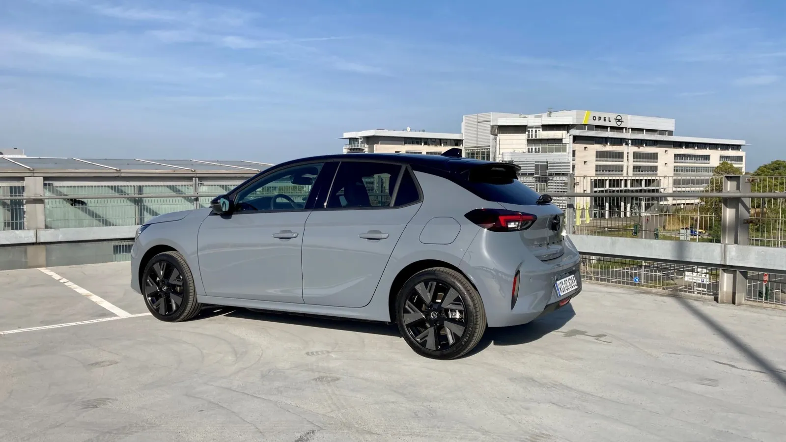 Das farblich abgesetzte Dach gibt es in der höheren Ausstattungslinie GS, am Corsa-Heck hat Opel optisch nichts verändert.