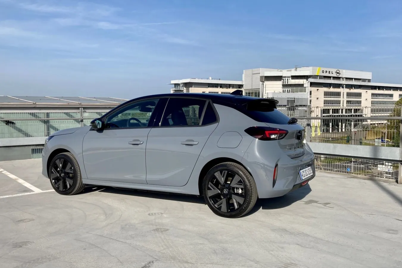 Das farblich abgesetzte Dach gibt es in der höheren Ausstattungslinie GS, am Corsa-Heck hat Opel optisch nichts verändert.