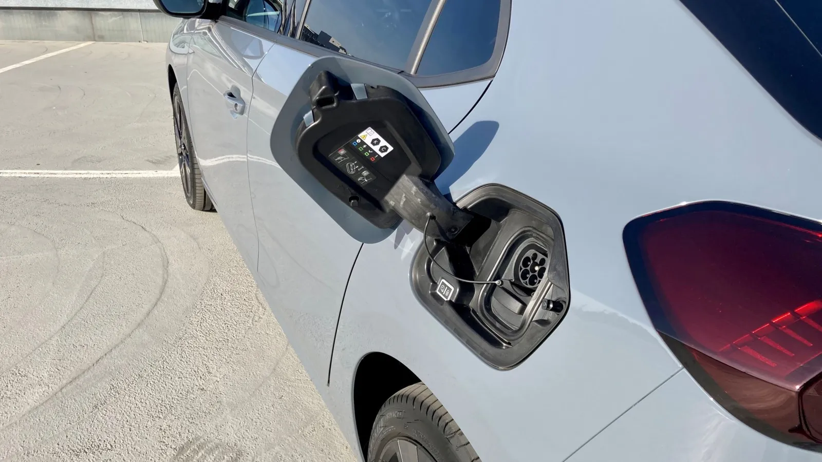 An der DC-Säule lädt der Corsa Electric weiter mit bis zu 100 kW, 11 kW AC-Ladeleistung kosten happige 1.000 Euro Audpreis (Serie: 7,4 kW).