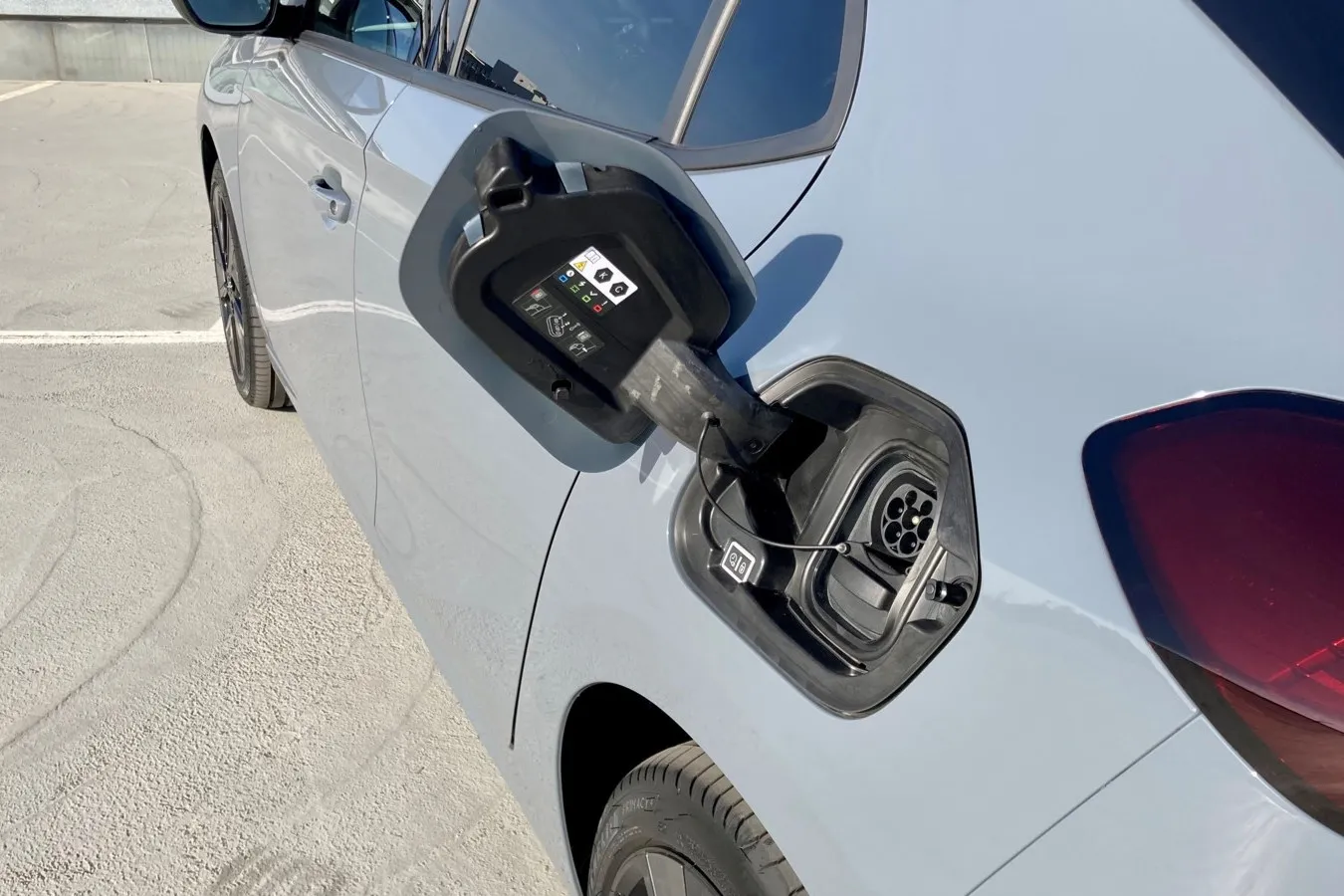 An der DC-Säule lädt der Corsa Electric weiter mit bis zu 100 kW, 11 kW AC-Ladeleistung kosten happige 1.000 Euro Audpreis (Serie: 7,4 kW).