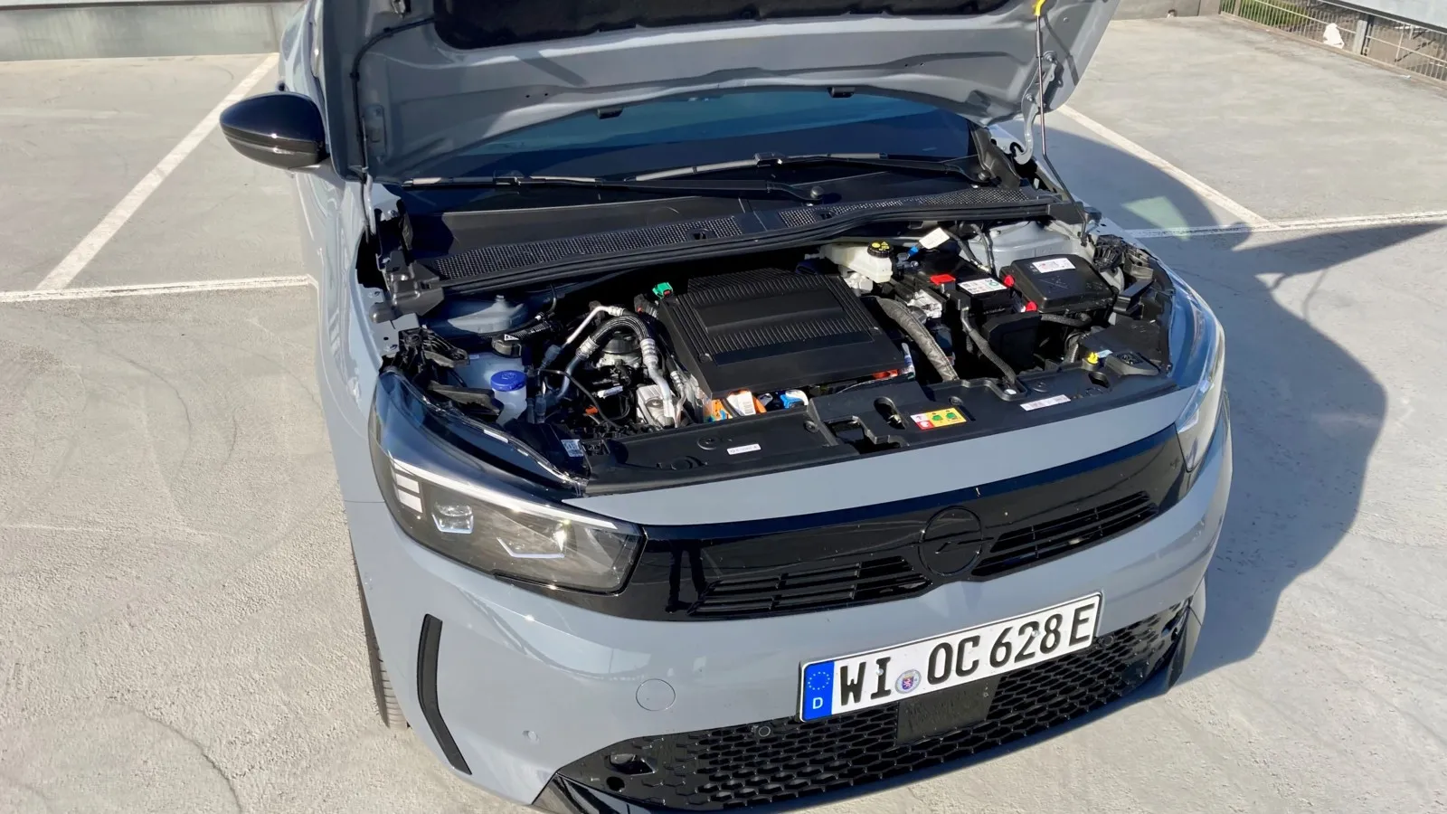 Ein Frunk gibt es nicht, unter der Corsa-Motorhaube sind ganz klassisch – der Elektromotor.