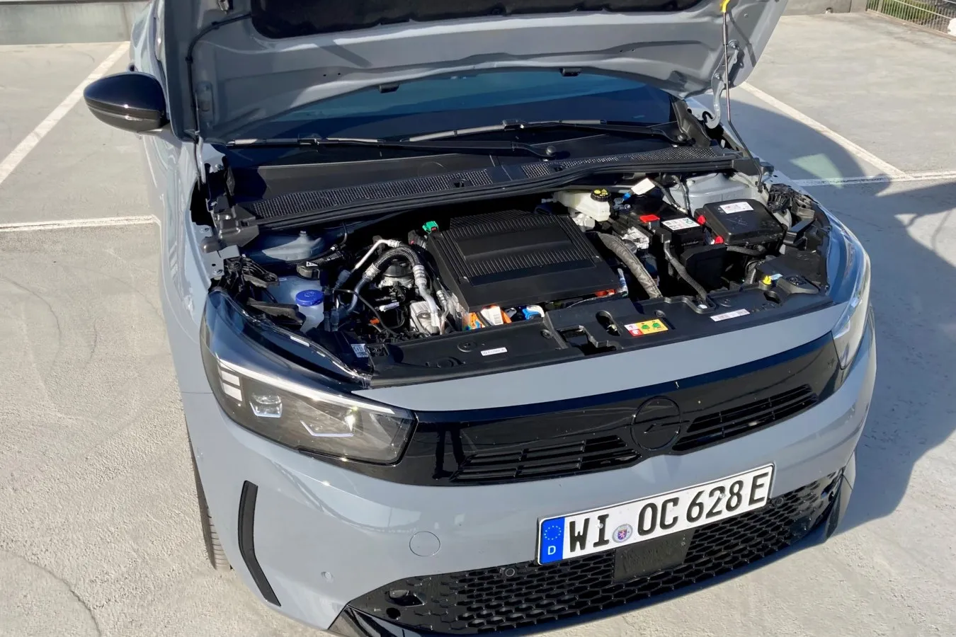 Ein Frunk gibt es nicht, unter der Corsa-Motorhaube sind ganz klassisch – der Elektromotor.