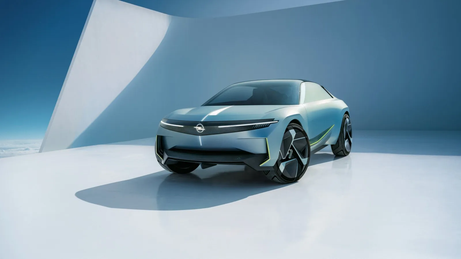 Darüber hinaus möchte Opel noch etwas Überraschendes präsentieren: es könnte der elektrische Manta sein… Die Studie Opel Experimental soll in jedem Falle jedoch aufzeigen, wie sich die Rüsselsheimer die Zukunft ihrer Marke vorstellen.