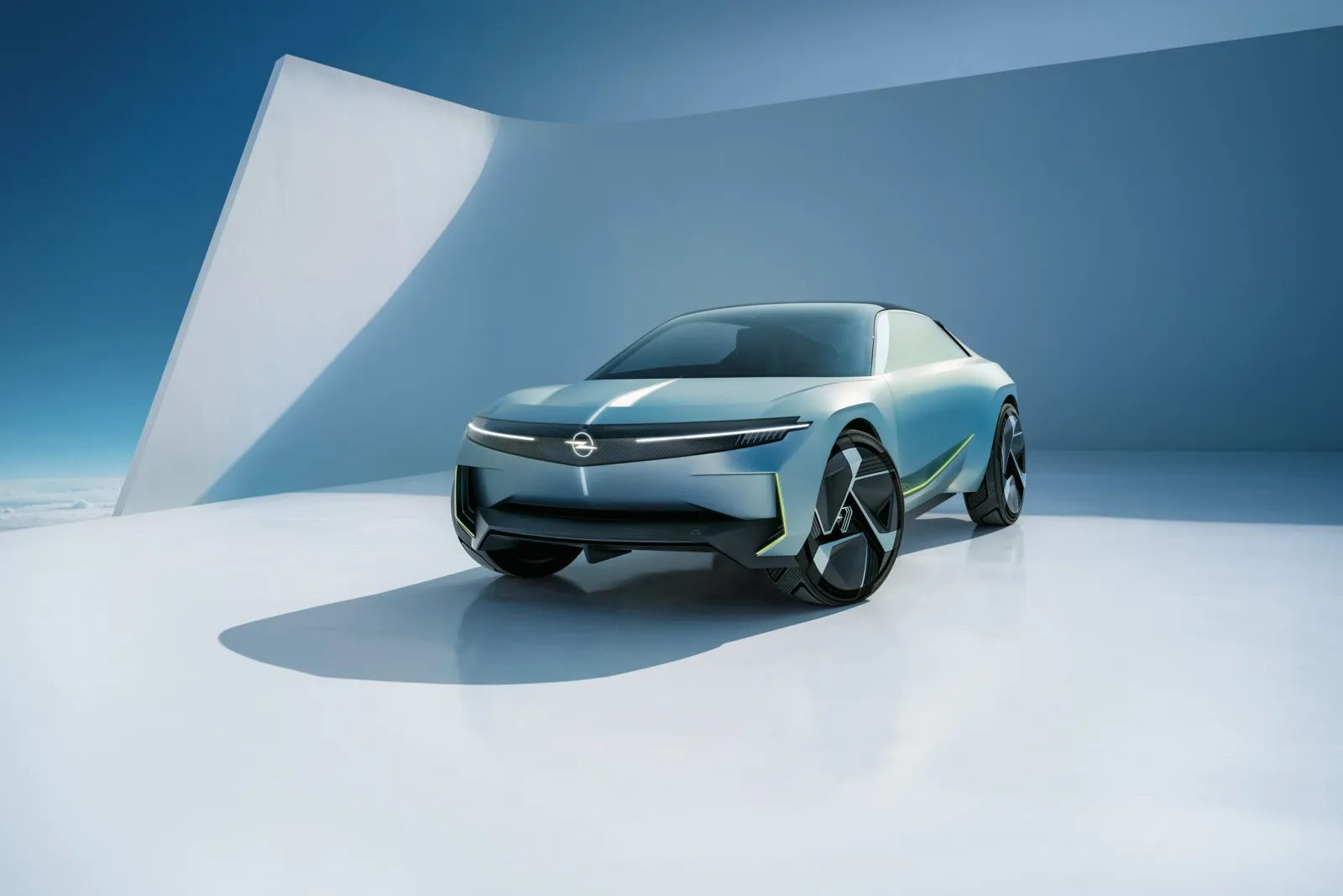 Darüber hinaus möchte Opel noch etwas Überraschendes präsentieren: es könnte der elektrische Manta sein… Die Studie Opel Experimental soll in jedem Falle jedoch aufzeigen, wie sich die Rüsselsheimer die Zukunft ihrer Marke vorstellen.