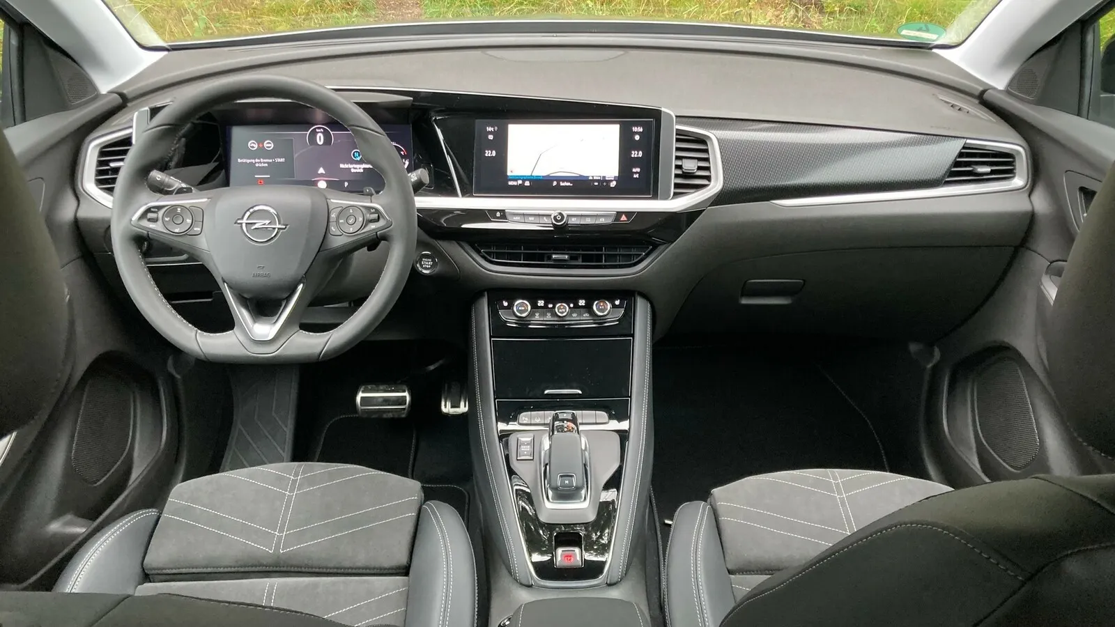 Komplett renoviert hat Opel den Grandland-Innenraum. Das Pure-Panel-Layout mit zwei Monitoren ist bereits aus dem Mokka bekannt.