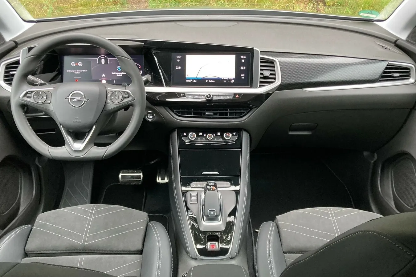 Komplett renoviert hat Opel den Grandland-Innenraum. Das Pure-Panel-Layout mit zwei Monitoren ist bereits aus dem Mokka bekannt.