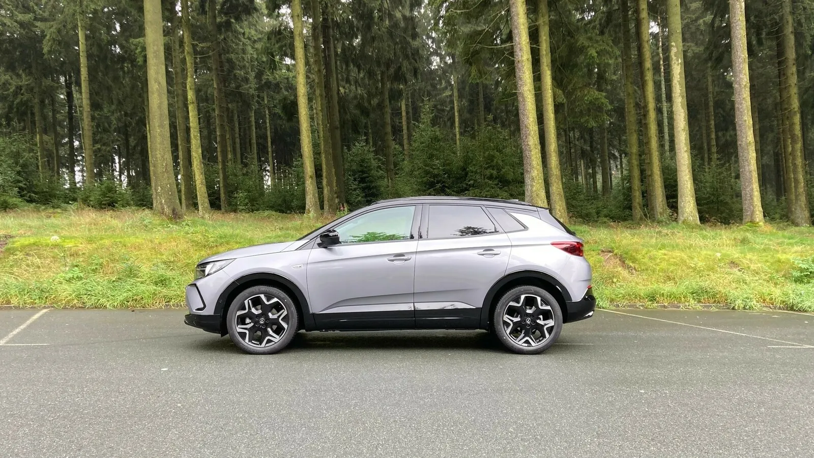 Ans Blech ist Opel dem Grandland praktisch gar nicht gegangen, die Seitenlinie des SUV bleibt demnach unverändert.